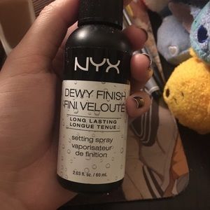 Dewy Finish Makeup Setting Spray